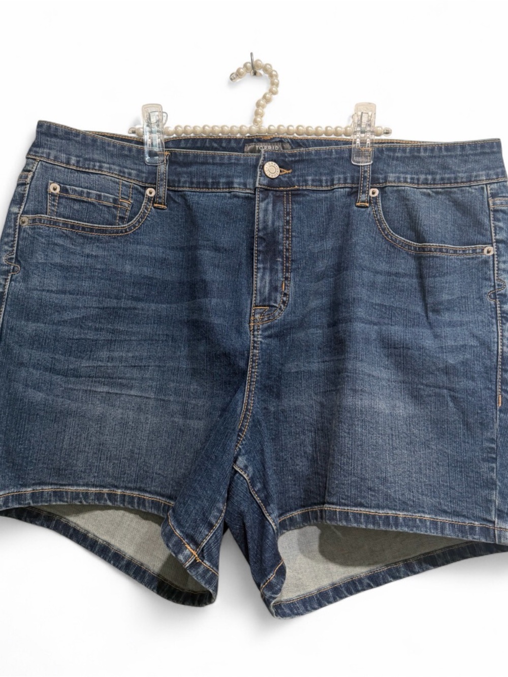 TORRID BLUE DENIM BOYFRIEND STRAIGHT SHORTS SIZE 18